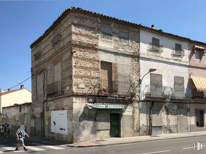 Suelo en venta en Calle Pedro Faura, Pinto, Madrid, 28320 con persona, edificio, cielo, ventana, superficie de carretera, diseño urbano, casa, asfalto, puerta y accesorio alrededor