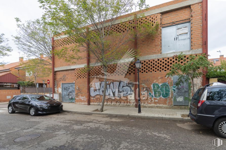 Retail for sale at Calle Valdeorilla, Daganzo de Arriba, Madrid, 28814 with car, tire, automotive parking light, land vehicle, wheel, vehicle, sky, building, motor vehicle and plant around