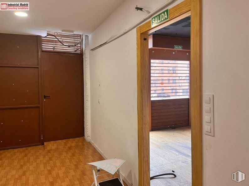 Local en alquiler y venta en Avenida Atenas, Arganda del Rey, Madrid, 28500 con persiana de la ventana, accesorio, madera, interiorismo, exterior del automóvil, suelos, puerta, hall, madera dura y techo alrededor