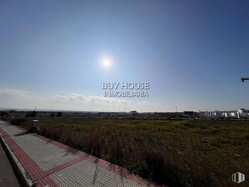 Land for sale at Zona norte, Yuncos, Toledo, 45210 with sky, cloud, ecoregion, plant, natural landscape, asphalt, astronomical object, grass, plain and horizon around