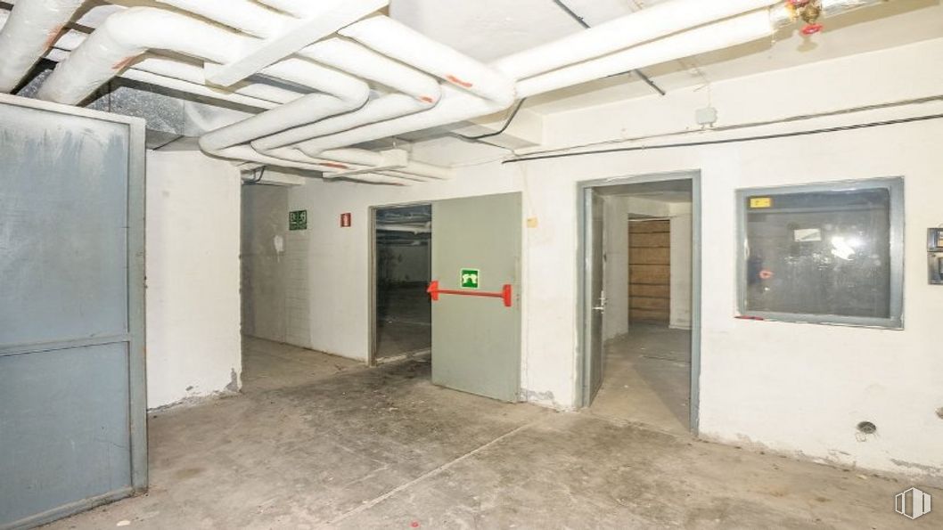 Local en venta en Plaza Conde del Valle de Suchil, Chamberí, Madrid, 28015 con ventana, puerta, edificio, suelo, suelos, gas, techo, hormigón, casa y máquina alrededor