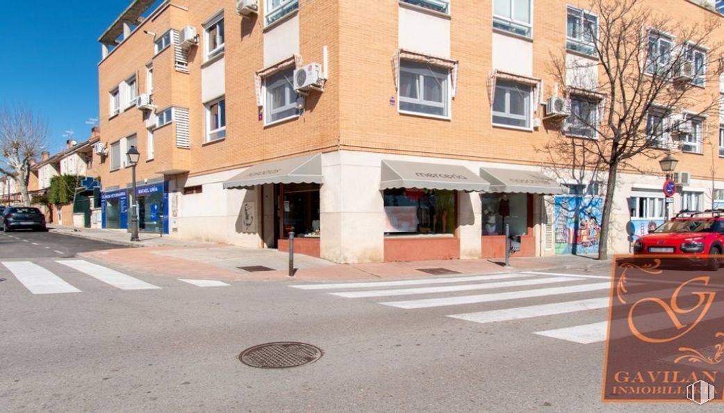 Local en alquiler y venta en Zona Plaza de Toros, Daganzo de Arriba, Madrid, 28814 con coche, edificio, ventana, superficie de la carretera, asfalto, diseño urbano, condominio, zona residencial, acera y árbol alrededor