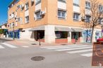 Local en alquiler y venta en Zona Plaza de Toros, Daganzo de Arriba, Madrid, 28814 con coche, edificio, ventana, superficie de la carretera, asfalto, diseño urbano, condominio, zona residencial, acera y árbol alrededor