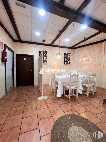 Local en alquiler en Zona Centro, Illescas, Toledo, 45200 con silla, puerta, mesa de cocina y comedor, alumbrado, lámpara, propiedad, mesa, decoración, madera y interiorismo alrededor