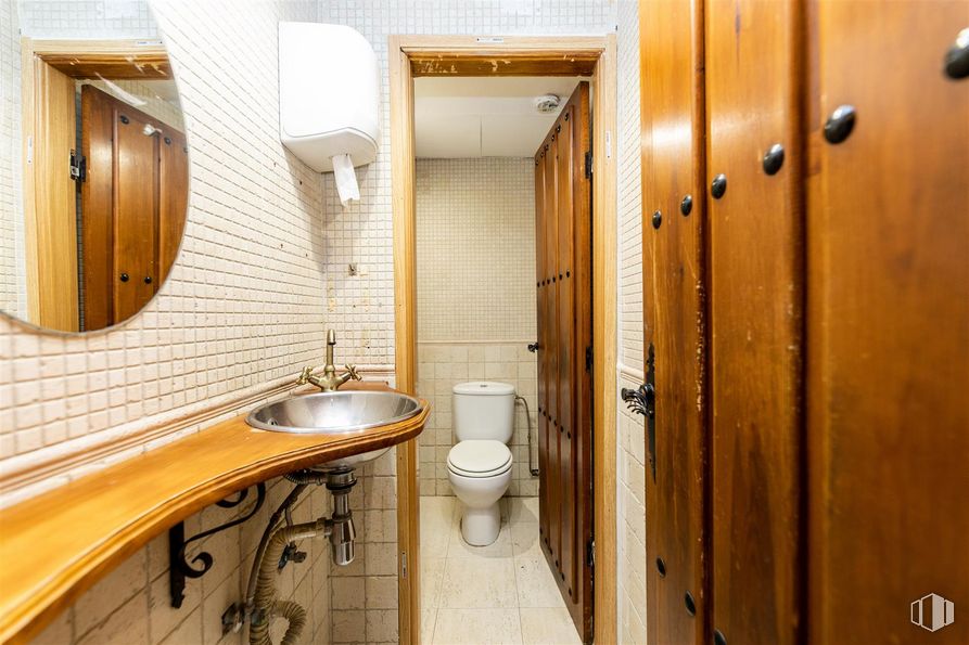 Local en venta en Calle Gainza, Usera, Madrid, 28041 con fregadero, inodoro, espejo, marrón, grifo, propiedad, accesorios de fontanería, edificio, lavabo y cuarto de baño alrededor