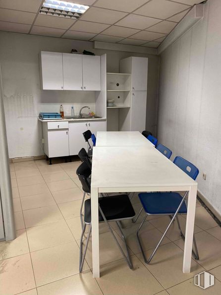 Industrial for rent at Zona Vallecas, Villa de Vallecas, Madrid, 28031 with chair, kitchen & dining room table, table, table top, light fixture, desk, lighting, furniture, flooring and floor around