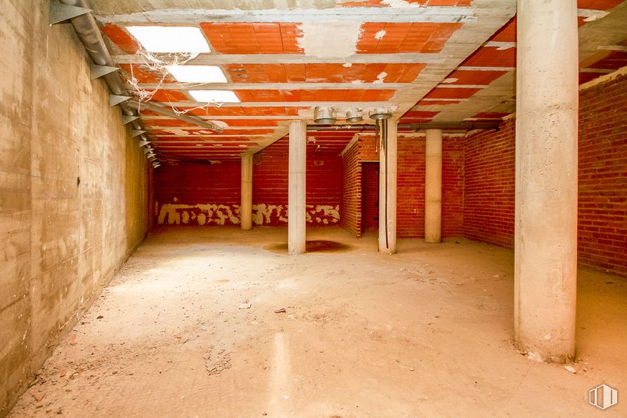 Retail for sale & for rent at Calle Santa Bárbara, Torrelaguna, Madrid, 28180 with wood, floor, flooring, brick, fixture, composite material, brickwork, concrete, ceiling and building material around