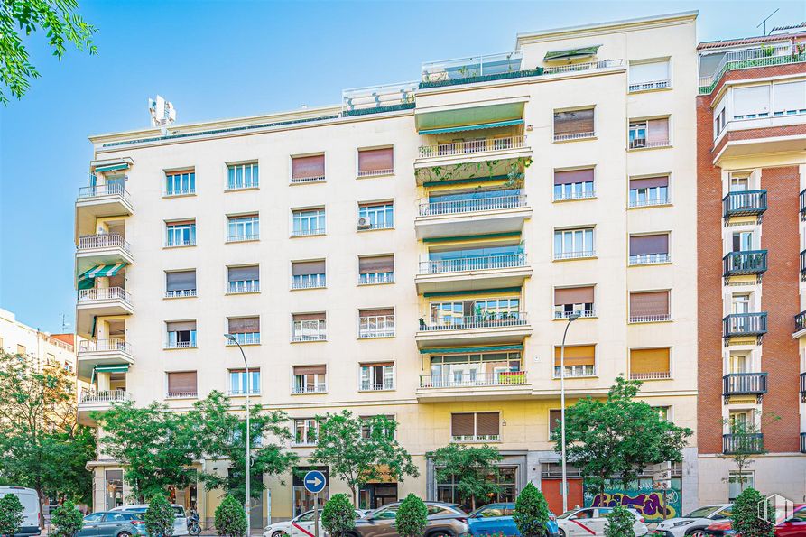 Local en alquiler en Calle Narváez, 27, Salamanca, Madrid, 28009 con edificio, cielo, durante el día, propiedad, ventana, planta, verde, azul, rueda y árbol alrededor