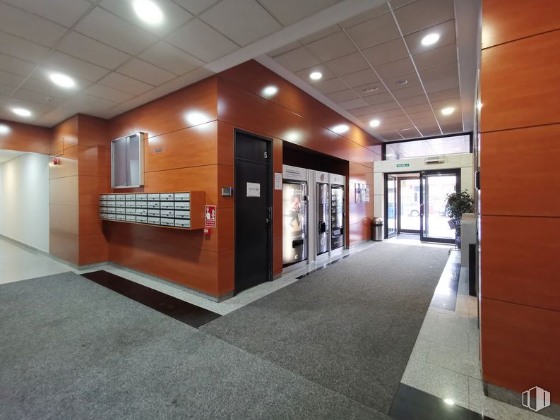 Oficina en alquiler en Calle Haya, Carabanchel, Madrid, 28044 con propiedad, accesorio, diseño de interiores, pasillo, arquitectura, piso, pavimentos, pared, propiedad material y bienes raíces alrededor