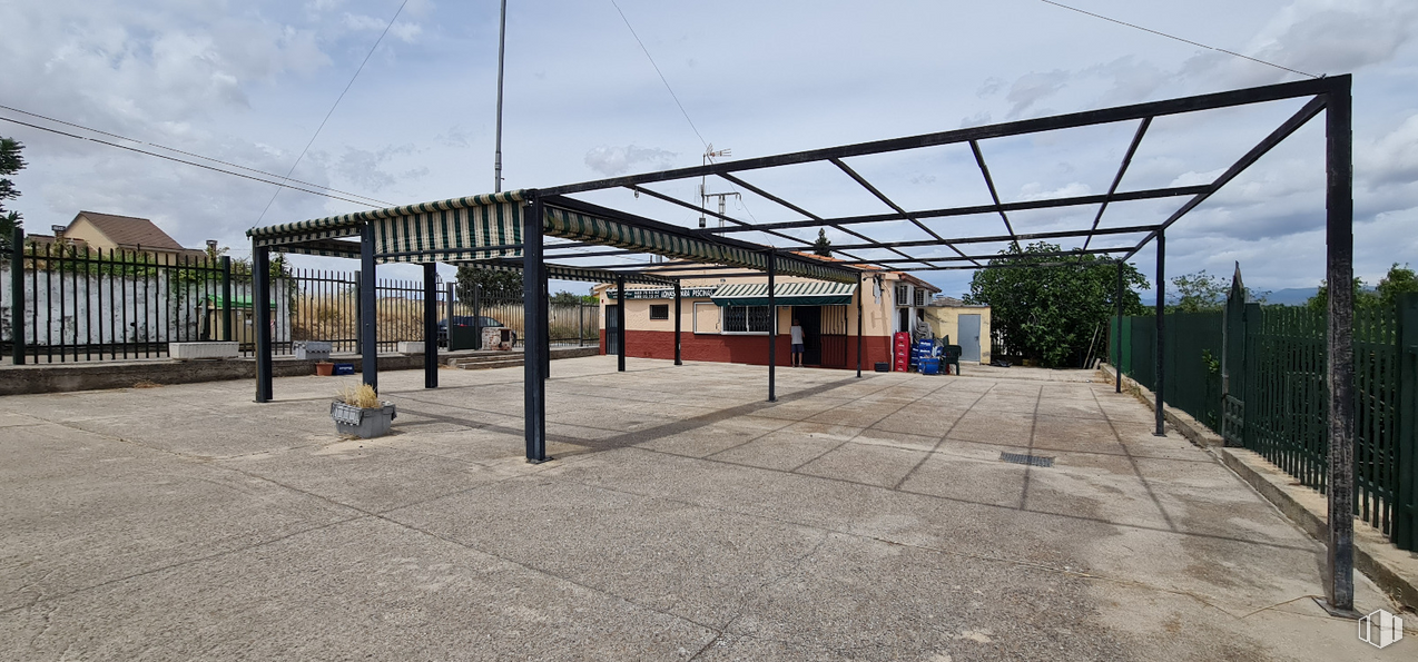 Retail for sale & for rent at Zona Río Alberche, Hormigos, Toledo, 45919 with building, sky, cloud, shade, plant, road surface, electricity, tree, facade and city around