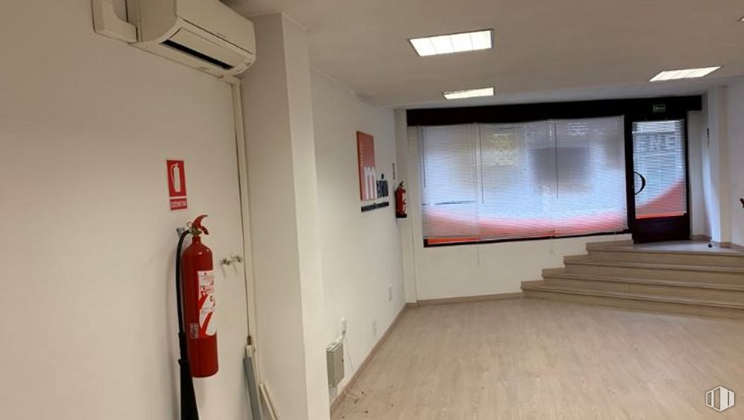 Retail for sale & for rent at Avenida Castilla La Mancha, Cuenca, 16003 with light fixture, fire extinguisher, property, flooring, floor, fixture, wall, hall, wood and gas around