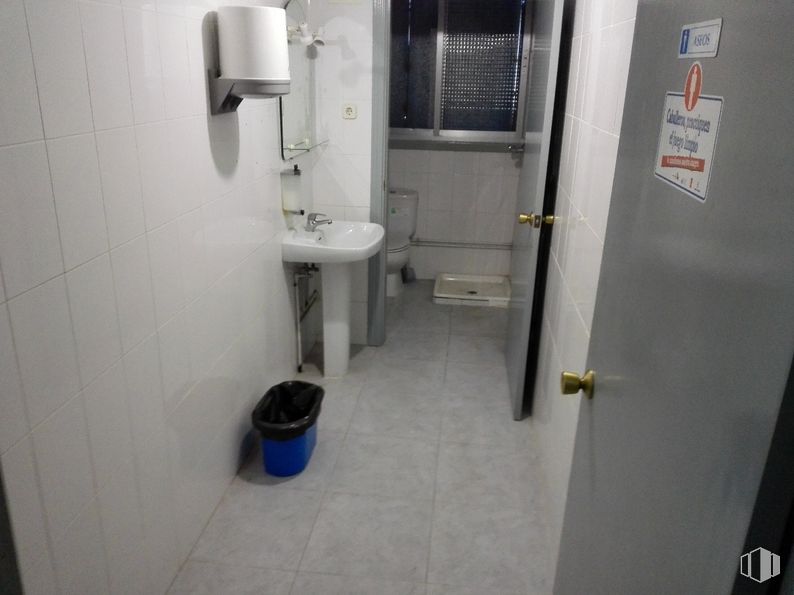 Industrial for sale at Calle Polígono Industrial, Las Ventas de Retamosa, Toledo, 45183 with sink, shoe, plumbing fixture, bathroom, fixture, plumbing, gas, flooring, bathroom sink and door around