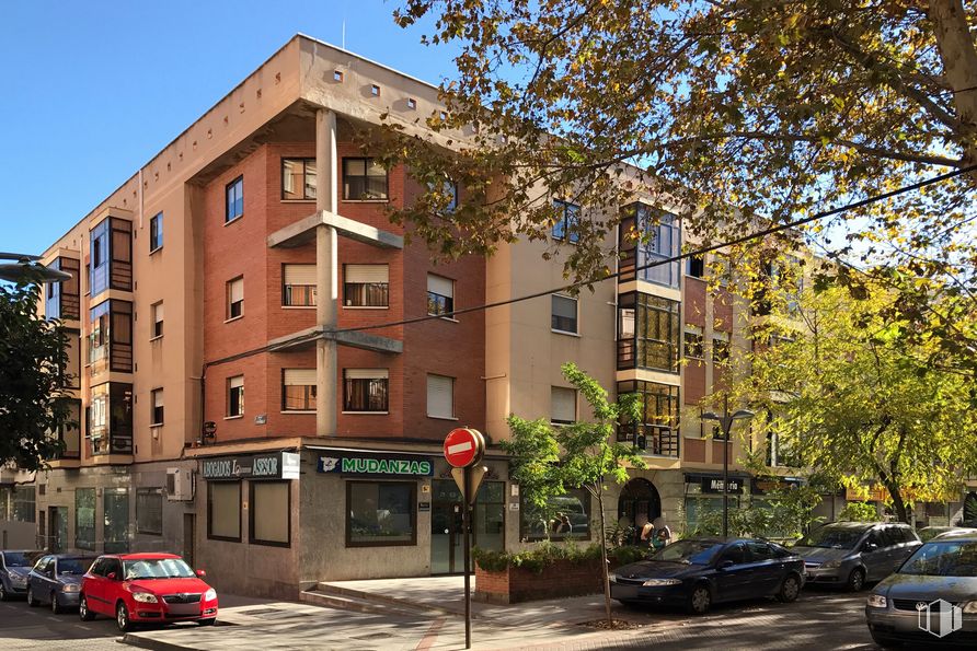 Local en alquiler y venta en Calle Canaleja, 1, Alcorcón, Madrid, 28921 con coche, edificio, vehículo terrestre, rueda, neumático, vehículo, ventana, cielo, árbol y diseño urbano alrededor