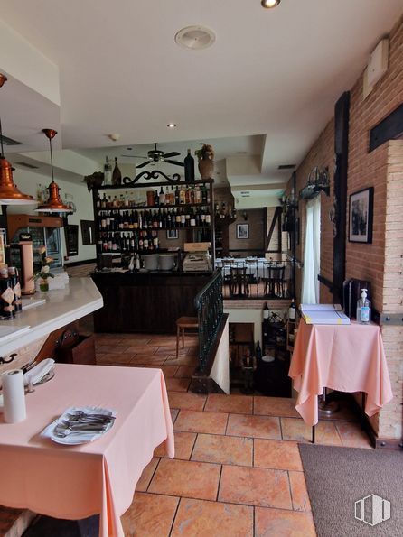 Local en venta en Calle Berro, Tres Cantos, Madrid, 28760 con alumbrado, mesa, lámpara, vajilla, mesa, mueble, estante, encimera, madera y interiorismo alrededor