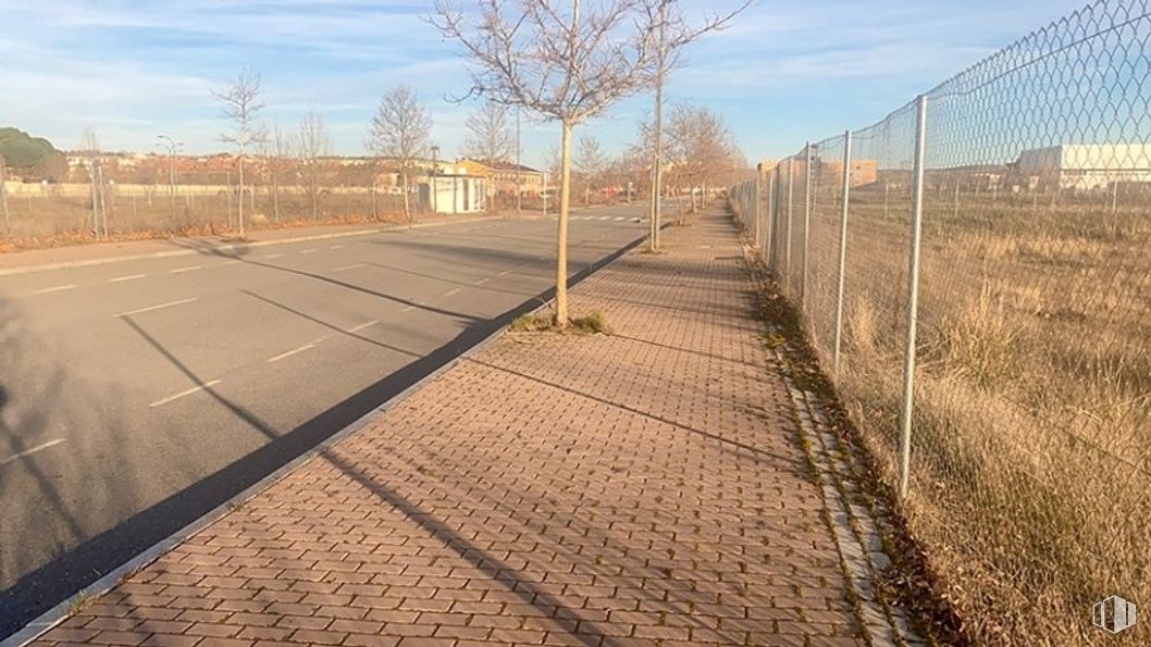 Land for sale at Calle Navas del Marques, s/n, Ávila, 05002 with sky, cloud, plant, road surface, tree, fence, asphalt, wood, track and overhead power line around