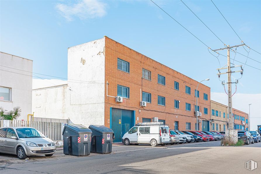 Industrial for sale & for rent at Calle Herreros , 8, Getafe, Madrid, 28906 with car, van, building, asphalt, automotive parking light, parking, family car, sport utility vehicle, street light and compact car around