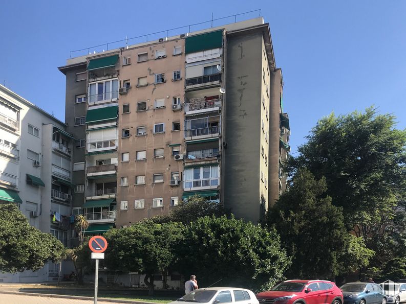 Retail for sale at Paseo de Santa María de la Cabeza, Carabanchel, Madrid, 28019 with car, building, land vehicle, sky, plant, window, wheel, vehicle, urban design and street light around