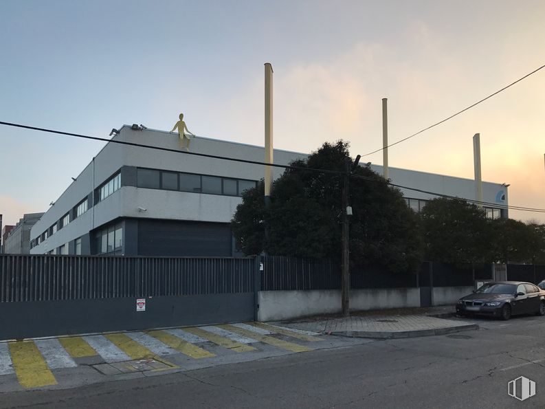 Nave en alquiler en Calle Llanos de Jerez, 18, Coslada, Madrid, 28820 con coche, edificio, cielo, luz de la calle, superficie de carretera, asfalto, nube, árbol, planta y electricidad alrededor