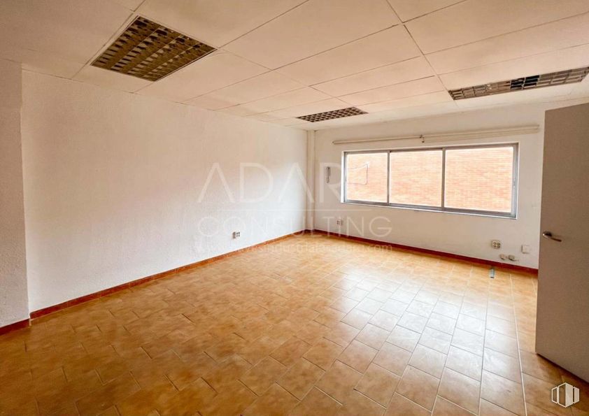 Industrial for rent at Calle San Dalmacio, Villaverde, Madrid, 28021 with window, flooring, floor, apartment, hall, daylighting and tile flooring around