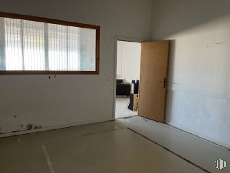 Nave en alquiler en Camino Carrera, Fuente el Saz de Jarama, Madrid, 28140 con ventana, puerta, edificio, accesorio, madera, sombra, hall, suelo, suelos y madera dura alrededor