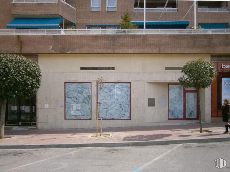 Local en venta en Calle María Zayas, Arganda del Rey, Madrid, 28500 con ventana, edificio, persona, diseño urbano, barrio, puerta, zona residencial, bienes raíces, fachada y ciudad alrededor