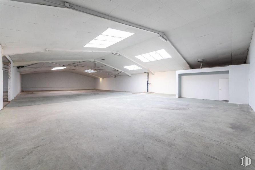 Industrial for rent at Calle Castrobarto, Barajas, Madrid, 28042 with light fixture, lighting, flooring, floor, ceiling, composite material, hall, concrete, shade and design around