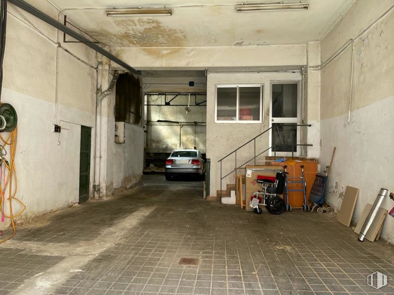 Nave en alquiler en Calle Sierra de Los Filabres, Puente de Vallecas, Madrid, 28038 con coche, ventana, rueda, edificio, neumático, vehículo, accesorio, diseño de interiores, piso y suelo alrededor