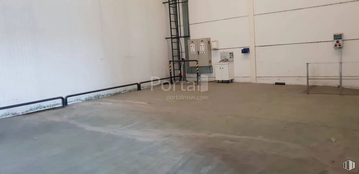 Industrial for sale at Calle Isaac Peral, Valdemoro, Madrid, 28341 with wood, hall, flooring, floor, building, composite material, ladder, hardwood, gas and concrete around