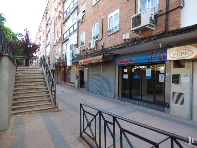 Local en alquiler y venta en Calle Cataluña, 17, Getafe, Madrid, 28903 con ventana, edificio, barrio, diseño urbano, fachada, puerta, ciudad, planta, acera y carretera alrededor