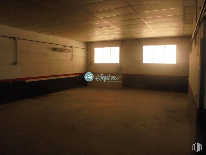 Retail for sale at Zona Obispo Quesada, Segovia, 40006 with window, building, wood, fixture, flooring, floor, tints and shades, hall, ceiling and house around