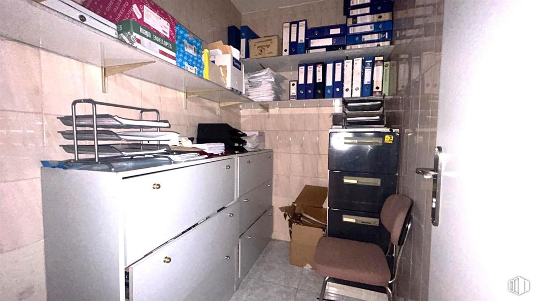 Industrial for sale at Polígono industrial San José de Valderas, Leganés, Madrid, 28917 with chair, cabinetry, shelving, shelf, furniture, drawer, chest of drawers, filing cabinet, cupboard and aluminium around