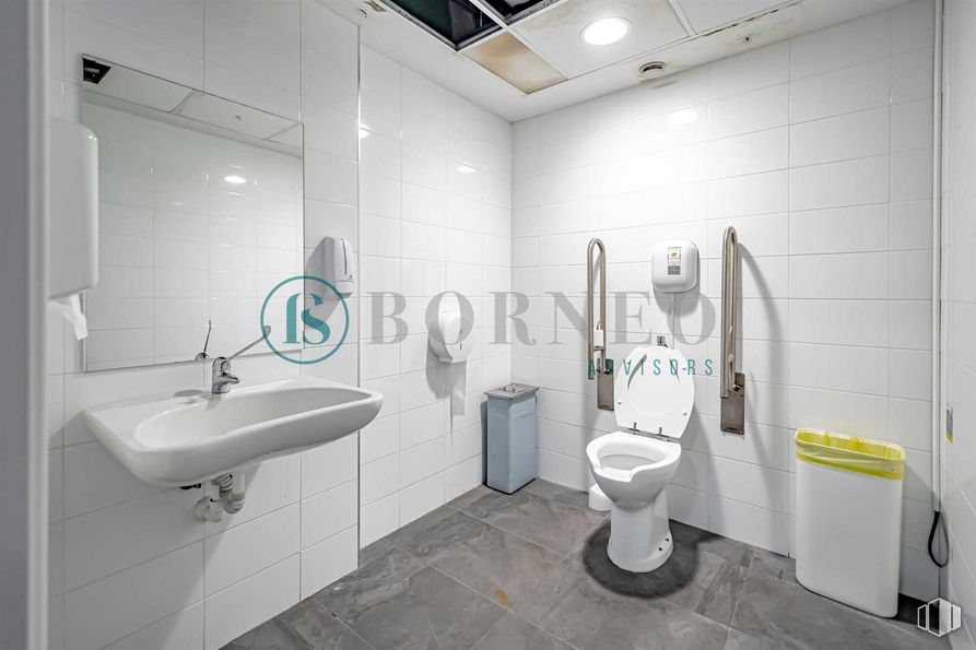 Oficina en venta en Calle Robledillo, 9, Chamberí, Madrid, 28003 con inodoro, fregadero, accesorios de fontanería, grifo, propiedad, espejo, lavabo, morado, cuarto de baño y asiento del inodoro alrededor