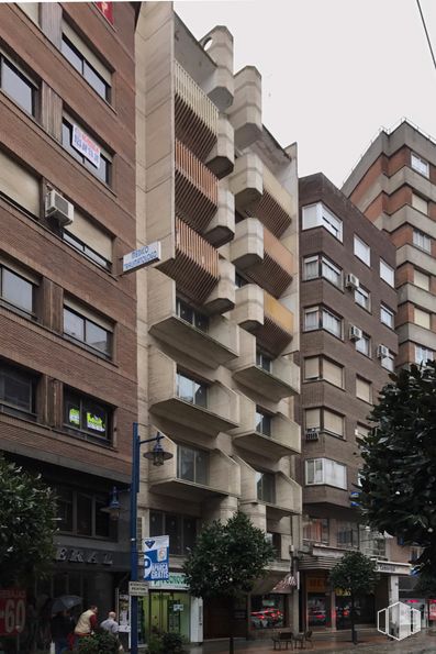 Retail for rent at Calle Prado, 10, Talavera de la Reina, Toledo, 45600 with window, building, daytime, property, tower block, urban design, grey, wood, condominium and building material around