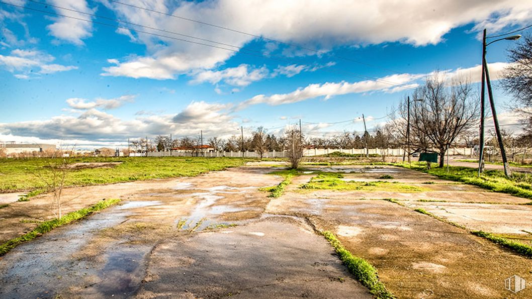 Land for sale at Avenida Aragón - Parcela T.3.5.402, 14, San Blas - Canillejas, Madrid, 28022 with cloud, sky, plant, natural landscape, road surface, tree, land lot, asphalt, sunlight and cumulus around