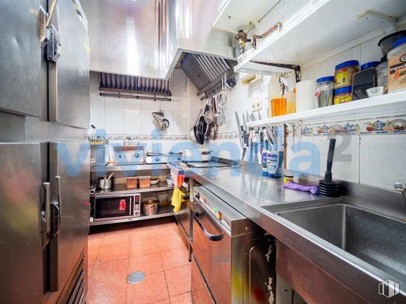 Retail for sale at Calle Arcos, San Blas - Canillejas, Madrid, 28032 with sink, kitchen sink, tap, countertop, cabinetry, kitchen, plumbing fixture, interior design, home appliance and major appliance around