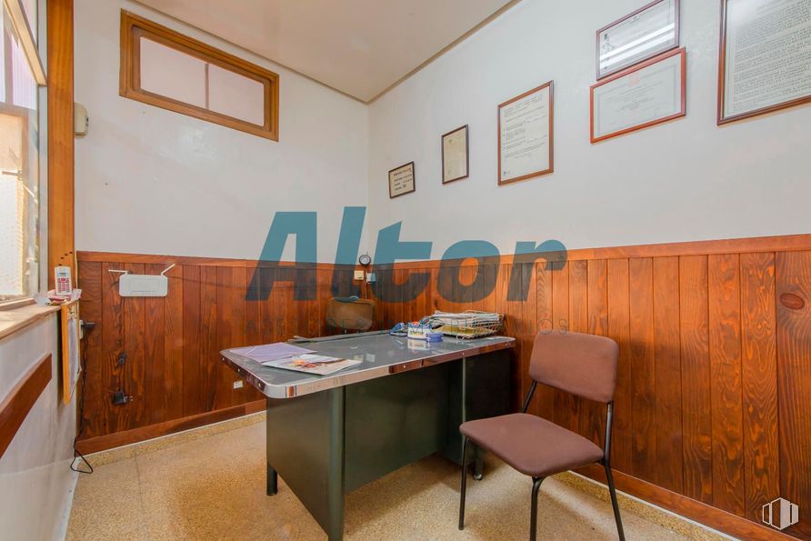 Local en venta en Calle Matilde Landa, Tetuán, Madrid, 28029 con silla, escritorio, marco, mesa, propiedad, mueble, madera, naranja, interiorismo y suelo alrededor