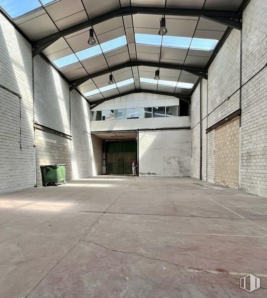 Industrial for sale at Polígono Industrial Las Acacias, Mejorada del Campo, Madrid, 28840 with door, building, shade, facade, flooring, fixture, road surface, concrete, symmetry and ceiling around