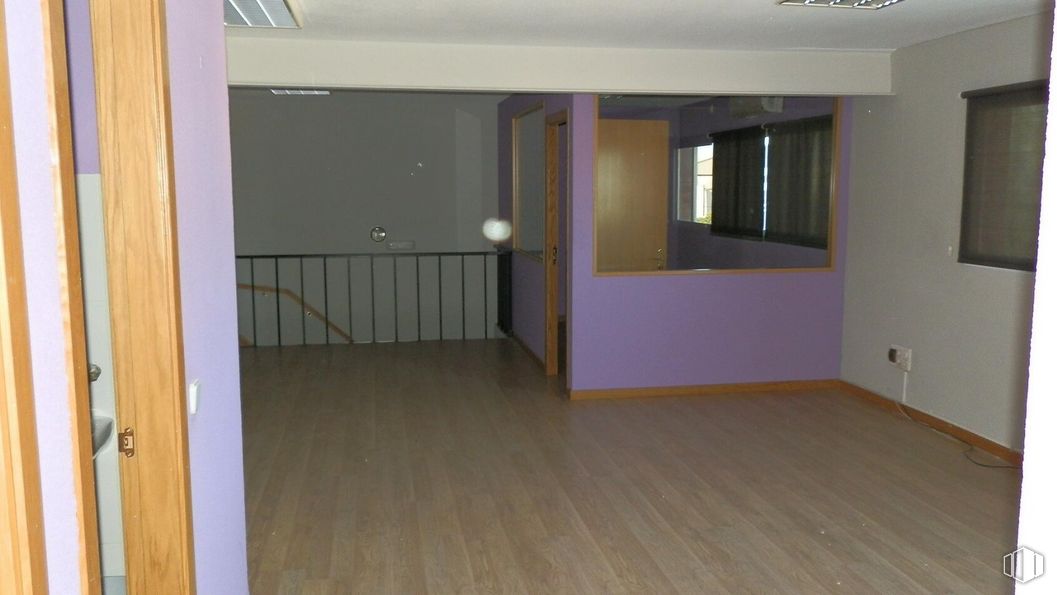 Nave en alquiler y venta en Calle Picos de Europa, San Fernando de Henares, Madrid, 28830 con accesorio, madera, pasillo, suelo, piso, puerta, propiedad material, tinte para madera, ventana y madera alrededor