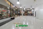 Local en alquiler en Plaza España, Leganés, Madrid, 28911 con alumbrado, lámpara, interiorismo, suelo, suelos, estante, techo, venta al por menor, maceta y ciudad alrededor