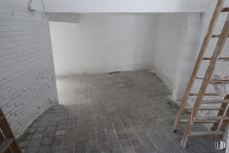 Nave en alquiler en Calle Garci-Nuño, 35, Tetuán, Madrid, 28029 con escalera, edificio, suelos, gris, accesorio, suelo, material compuesto, madera, material de construcción y superficie de la carretera alrededor