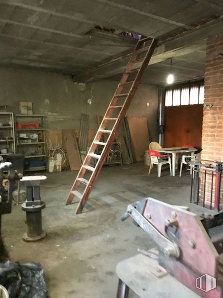 Local en venta en Calle Asturias, Collado Villalba, Madrid, 28400 con silla, mesa, escalera, ventana, madera, piso, suelo, edificio, pared y casa alrededor