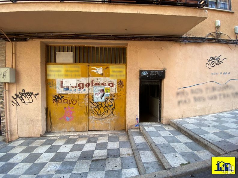 Industrial for sale & for rent at Centro urbano, Cuenca, 16004 with door, building, property, wall, font, flooring, handwriting, facade, tints and shades and house around