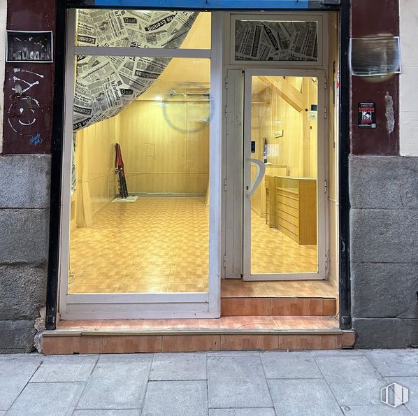 Retail for rent at Calle Dos Hermanas, 16, Centro, Madrid, 28012 with flooring, floor, door, glass, tile and display window around