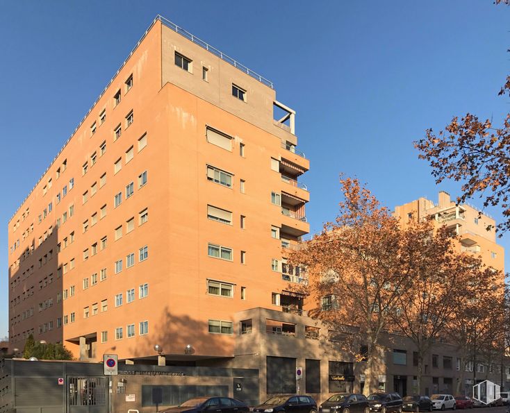 Local en venta en Avenida de Córdoba, 29, Usera, Madrid, 28026 con edificio, cielo, tiempo de día, ventana, propiedad, planta, árbol, bloque de pisos, diseño urbano y condominio alrededor