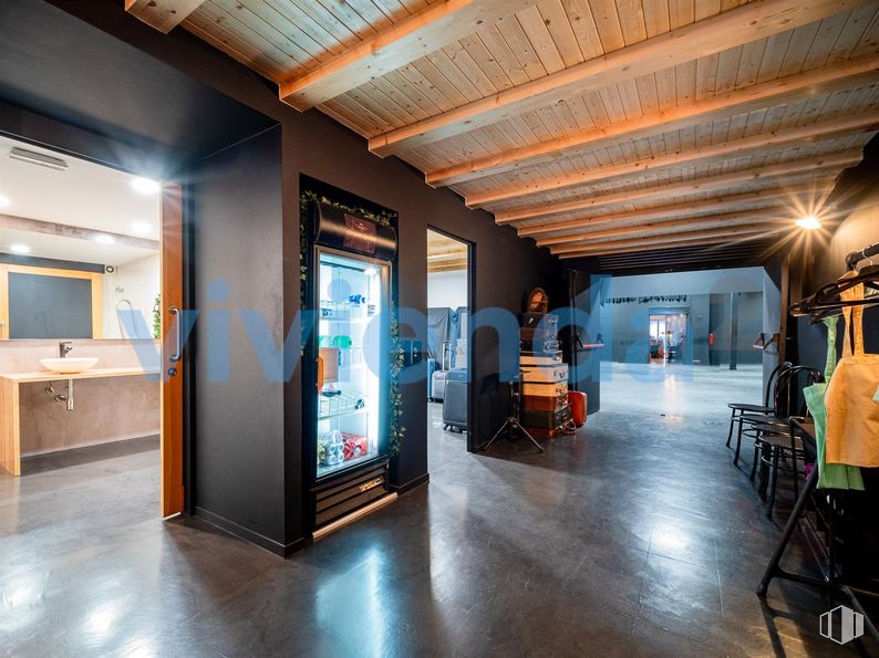 Retail for sale at Calle Rodas, 8, Centro, Madrid, 28005 with building, wood, interior design, floor, flooring, hall, house, television, hardwood and leisure around