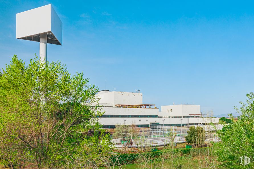 Oficina en alquiler en Elcano, Calle Severo Ochoa, 2, Las Rozas de Madrid, Madrid, 28230 con edificio, cielo, día, planta, paisaje natural, árbol, nube, vegetación, terreno y hierba alrededor