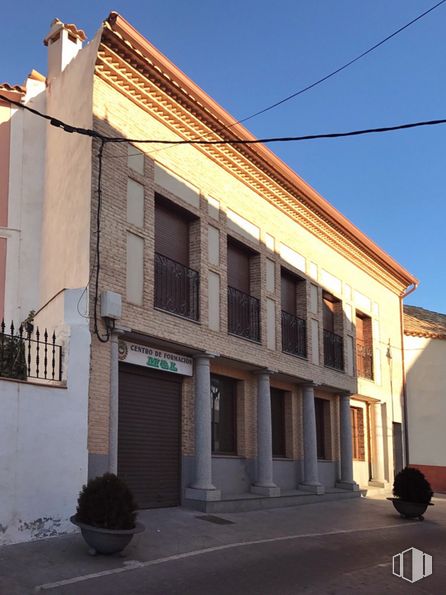 Retail for sale & for rent at Calle Real, 3, Villaluenga de la Sagra, Toledo, 45520 with flowerpot, houseplant, sky, building, window, plant, shade, wood, material property and residential area around