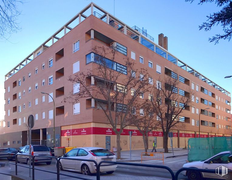 Retail for sale at Calle Muntadas, 2, La Latina, Madrid, 28044 with car, building, sky, land vehicle, wheel, tire, property, vehicle, window and infrastructure around