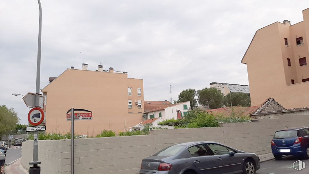 Suelo en venta en Calle Fuente, Collado Villalba, Madrid, 28400 con coche, edificio, luz de estacionamiento automotriz, rueda, cielo, luz de posición lateral automotriz, vehículo terrestre, luz trasera y de freno automotriz, neumático y planta alrededor