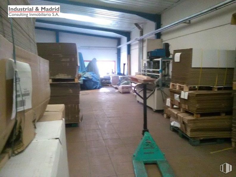 Industrial for sale at Calle Dublín, 5, Torres de la Alameda, Madrid, 28813 with person, wood, building, floor, flooring, gas, hardwood, machine, engineering and box around